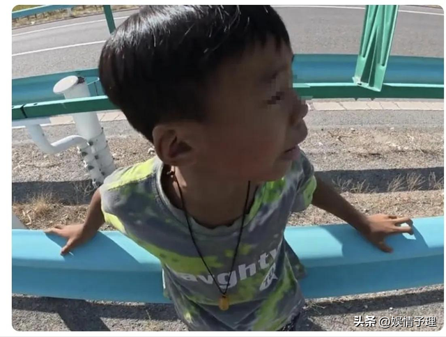 亲爹把儿子扔新疆国道上，妈妈烈日徒步1.5公里寻找，后续很寒心