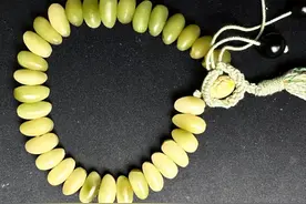 绿化带里棕榈树果核做手串，居然可以这么好看，早知道多捡点了。图片