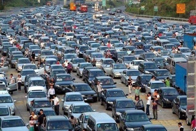 新能源车高速充电要叫号！国庆高速充电量涨41%，4.8万台桩扛不住