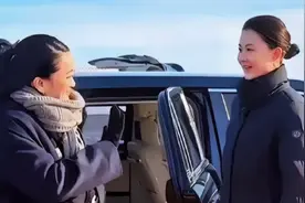 临行前，泰国总理特意与严月霞告别，女保镖露出难得一见的笑容图片