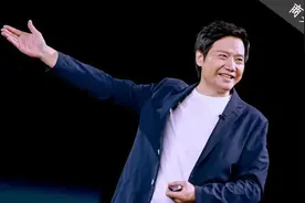 雷军发布会穿衣心机深！合影站C位，衣品碾压车圈大佬凭什么？图片