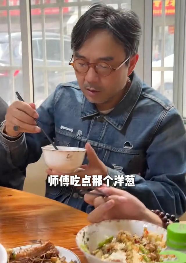 沈梦辰组局请吃饭，无牌饭馆一天只接两桌客，汪涵埋头干饭像老头