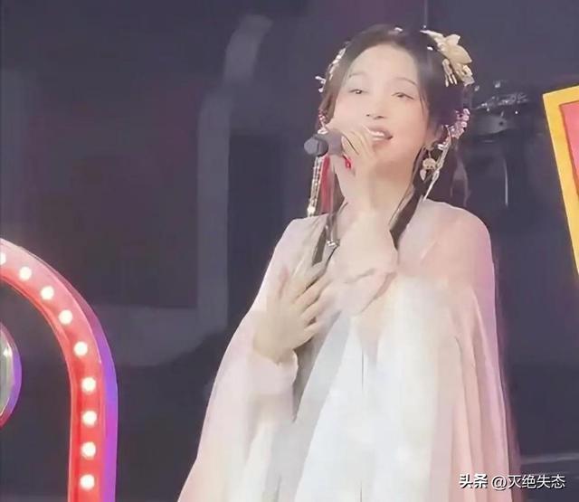 落毛凤凰不如鸡？42岁著名歌手江苏走穴，宾客只顾吃席没人搭理