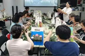 压花蜡烛、花盒插花……社区手作也可以很好玩！图片