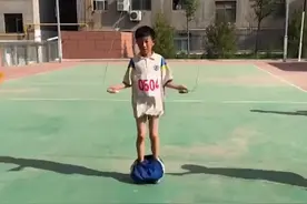 小学生裤子掉了跳绳拿第一，网友：这个金牌有裤子一半功劳图片