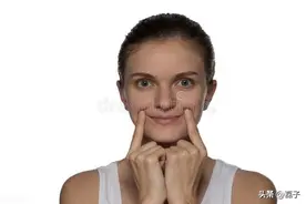 日本抗衰专家狂推：每天1个动作，法令纹淡了，脸不垮了图片