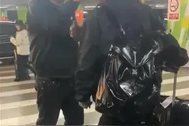 男子机场与人发生争吵后气急倒地，官方：事发网约车候车区，人已被救护车拉走图片