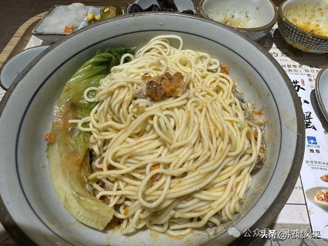 杭州寻吃·一碗蟹黄面