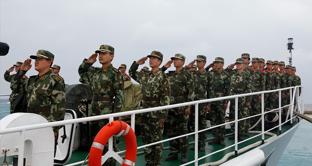 中国海警，在黄岩岛国家级自然保护区举行升国旗仪式。太燃了！