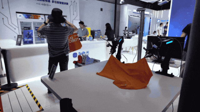 完蛋，我在北京被机器人人人人人人人人人人给包围了