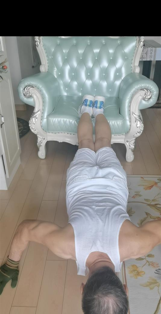 70岁大爷坚持俯卧撑十年，胸围突破112cm的秘诀！