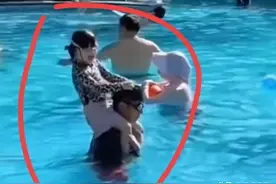 撒贝宁真男人！带妻女三亚度假，把女儿扛肩膀玩水，穿3000元短裤图片