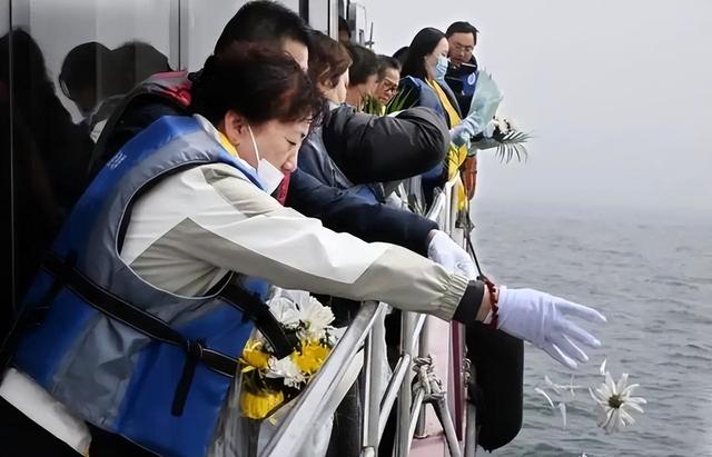 我国将迎来人口死亡高峰？22年1041万人去世、23年1110万，去年呢