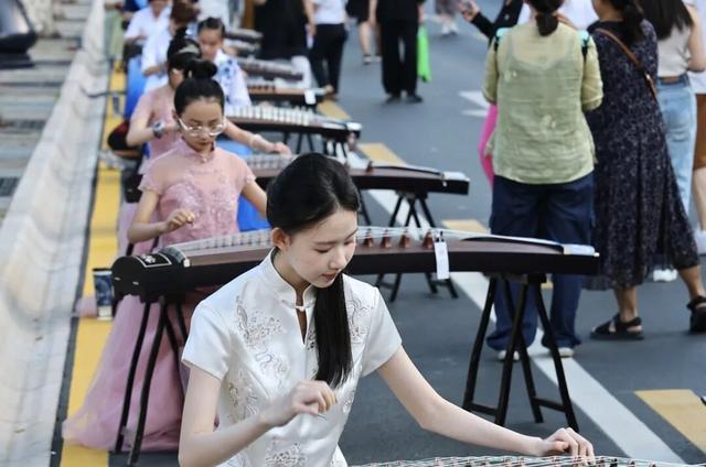339.6万人点赞“向新”，文化与烟火点亮城市夜晚