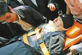 瘫痪17年汤淼现状：母亲妻子全都改嫁，靠爸爸照顾自己和女儿图片