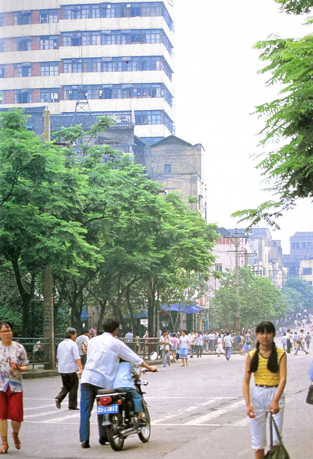 1985年的重庆，又被这个魔幻山城的人文景观震撼了！