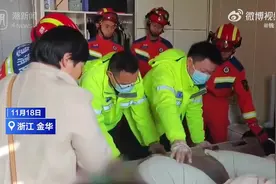 190斤女子摔伤 众人合力从6楼抬下就医图片