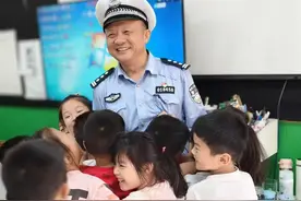 妙手“绣”平安，童心“警”相随武汉交警打造护学“汉式方案”图片