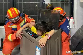 “熊孩子”钻进洗衣机出不来了！岳阳消防破拆营救图片