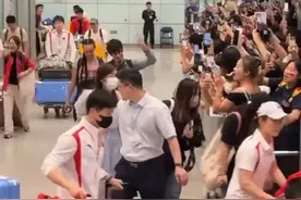 载誉回国！王楚钦回国和爸妈拥抱，一见到家人眼神立马变成小朋友图片