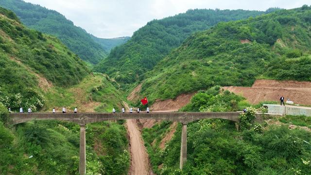 “五一”赴约武山：十万金黄作序，一池温汤洗尘