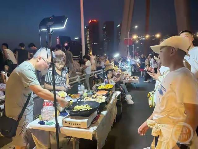 重庆人又“宠粉”了！千厮门大桥10分钟变夜市，这波操作太绝了