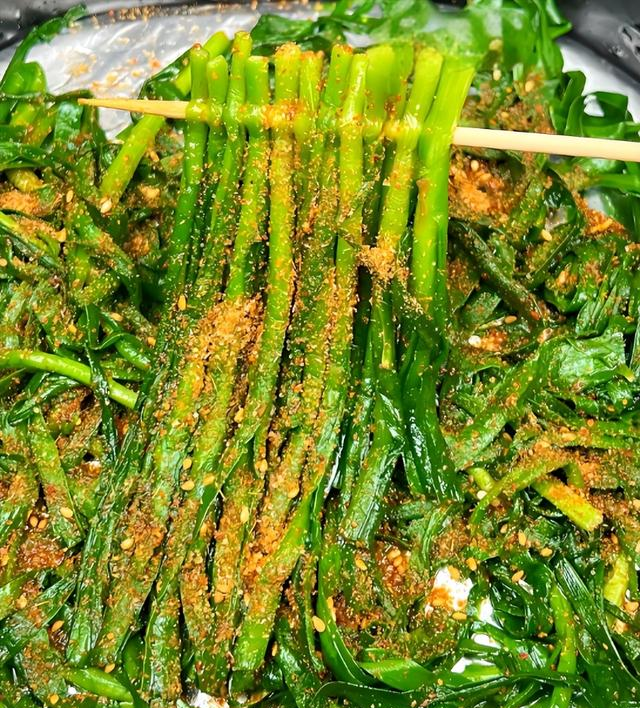 复刻夜市美味：一把韭菜一勺孜然，平底锅搞定烧烤摊的香辣烤韭