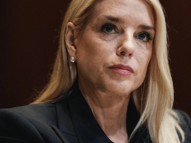 被逼到墙角后，克林顿宣战，宁可身败名裂	，也要让特朗普“陪葬”