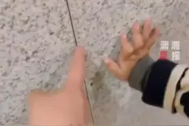 萌娃在高铁站将身份证塞墙砖缝里图片