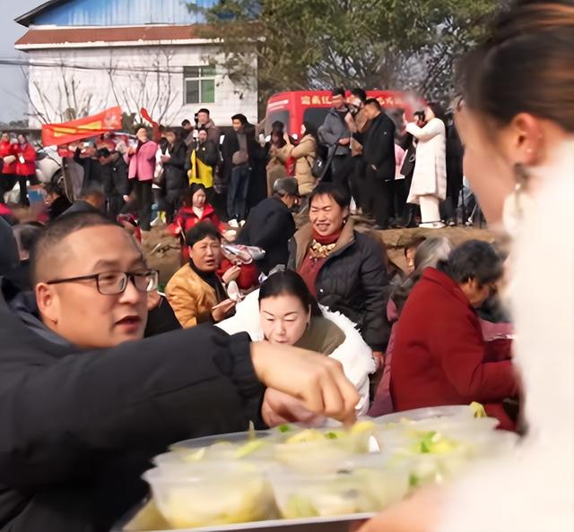 呆呆妹也没想到，杀猪宴收官才1天	， 一家人就走上了大衣哥的老路