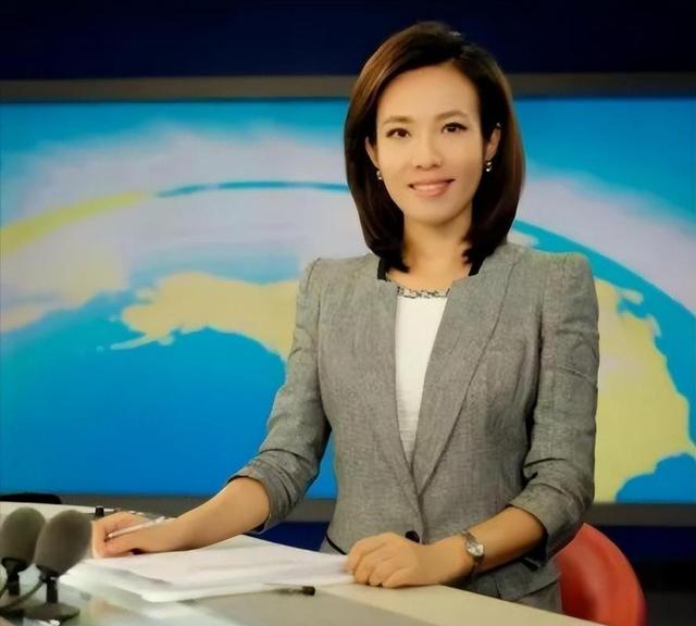 九三阅兵的解说原来是她！沉稳大气端庄漂亮，如今47岁仍未婚单身