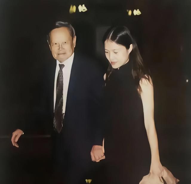 杨振宁去世仅半月，翁帆近况曝光，入职清华没编制，杨光诺没说错