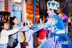 非遗英歌舞、花车巡游、璀璨烟花……青岛方特“初夏狂欢节”欢乐不断图片