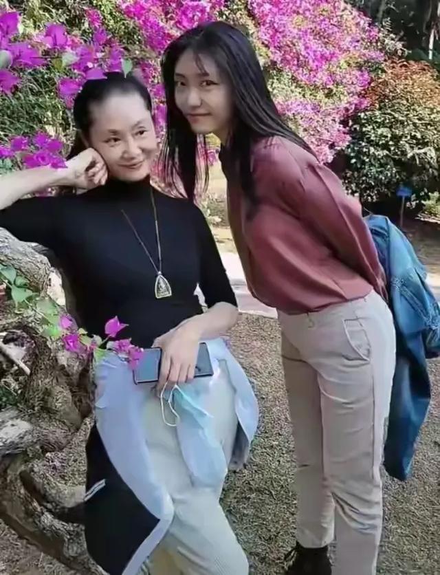 59岁于文华罕晒北京别墅，上下两层装修雅致，二婚老公年轻帅气