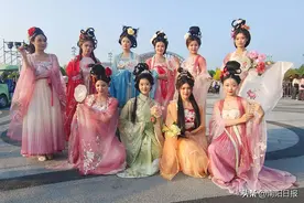 繁花似锦特刊丨大观园里6000多种月季争奇斗艳，十二花神巡游、国潮舞蹈、乐队表演等精彩纷呈图片