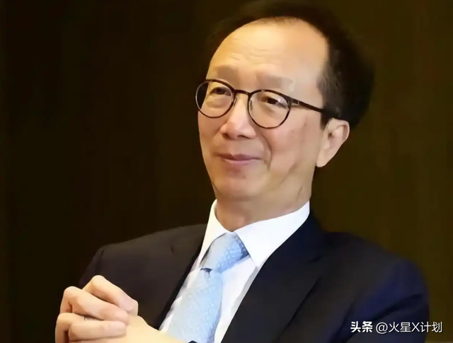 恩爱了23年，73岁的梁锦松开始衰老萎缩，47岁的伏明霞正绚烂如花