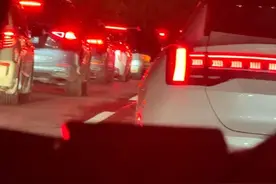 提前走的“聪明人”太多！堵车上热搜，半夜还在堵！有人提前2小时出门没赶上高铁，改签成绿皮火车图片