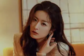 她是演员也是歌手，40岁，被富养长大，因为父亲的一句话至今未婚图片