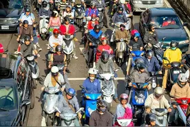 人均摩托世界第一，被吹成“有人情味”，你以为台湾人不想开车？图片