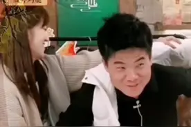 楠楠，一个开朗大气的女孩，在直播间给董宇辉穿衣，场景令人回味图片