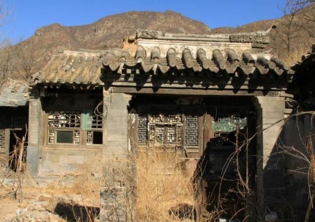 60多名文艺兵遭鬼子包围，战后，百姓发现烈士遗体皆是太阳穴中弹