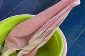 洗毛巾时，往盆子里加一勺，不管毛巾有多脏，洗完干净又柔软图片