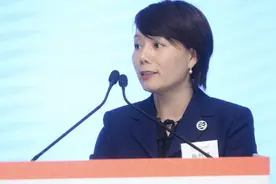 海底捞首位女服务员杨利娟：小学学历，17岁入职，42岁身价125亿图片