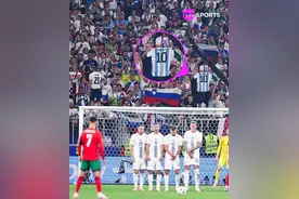 C罗主罚任意球时，一名他正对着的球迷高举梅西球衣图片