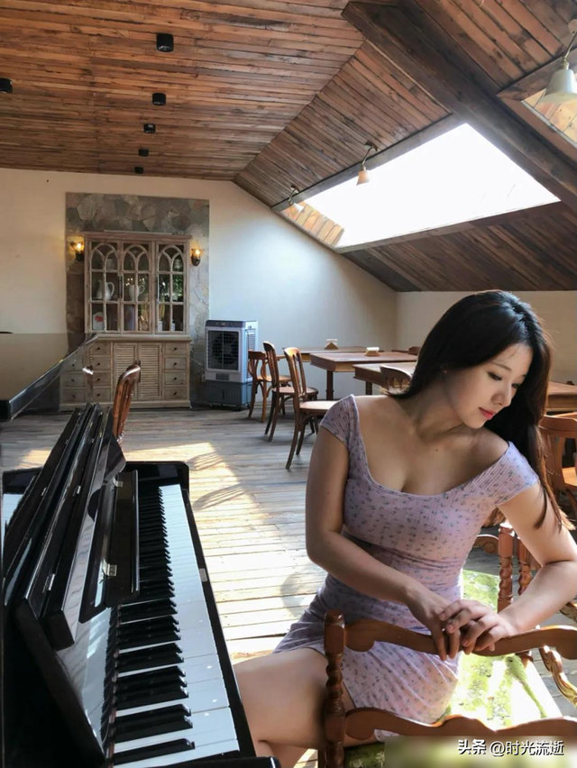 肉肉女生拍照，几个动作，温润漂亮，又纯又欲，显气质又显身材