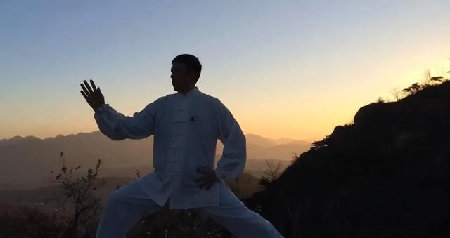 练拳总耸肩夹肘？4步做到真沉肩坠肘，劲不卡脖子。