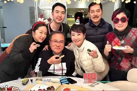 谢霆锋带全家日本过圣诞！给继父老妈安排烛光晚餐，儿子也在身边图片