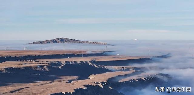 新疆峡谷雾气翻涌，如浓墨重彩画卷，大自然的神奇笔触令人惊叹