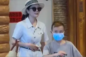 汪涵儿子都长这么大了，简直就是缩小版的汪涵，头发稀少图片