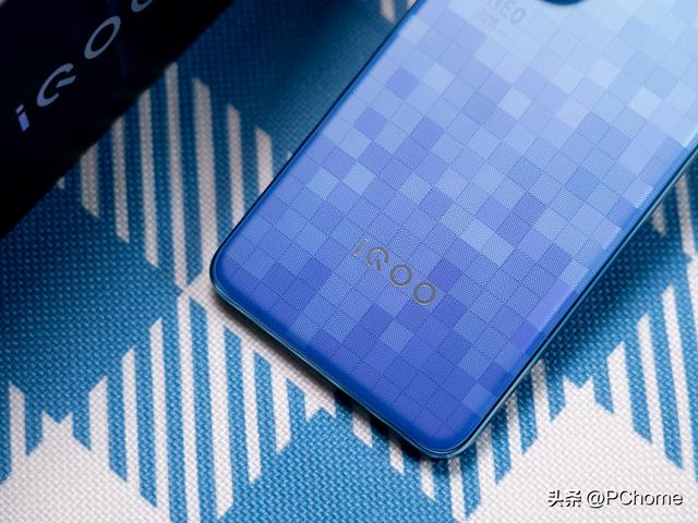 iQOO Neo10 Pro+图赏 小方块致敬像素科幻风